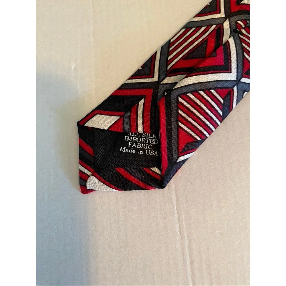 Screenplay by Martin Wong Mens Geometric Art Deco Silk Necktie Red Black White